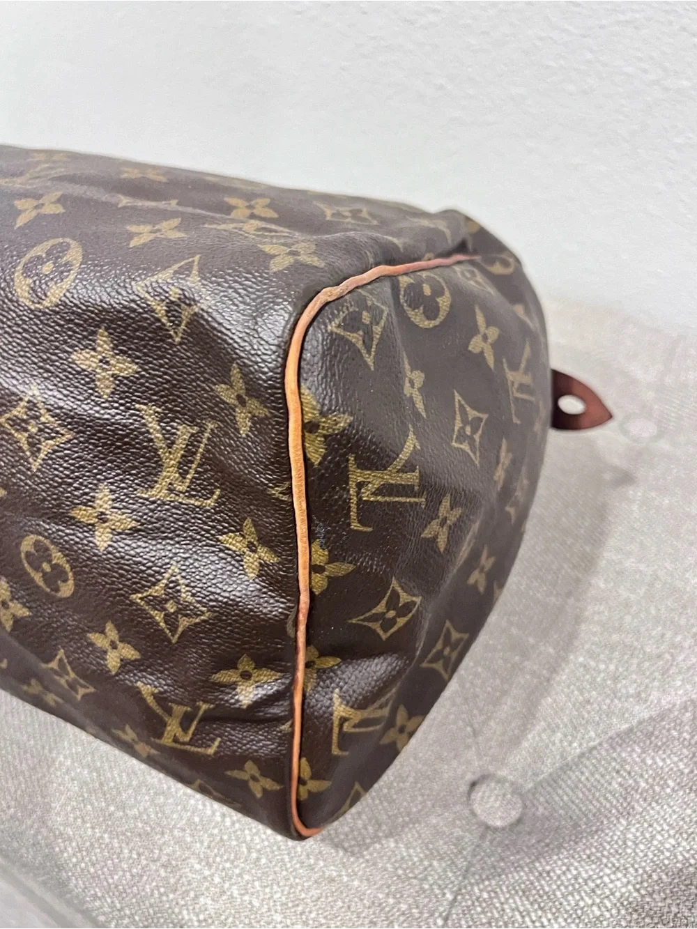 LOUIS VUITTON MONOGRAM SPEEDY 30 BAG.
